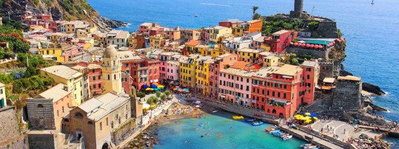 Et billede, der indeholder udendørs, bygning, vand, ResortbyAutomatisk genereret beskrivelse